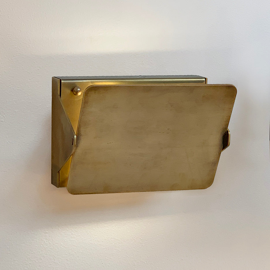 https://cdn.shopify.com/s/files/1/0778/2046/1351/files/1174-Brass-Sconce-with-Flip-Front-1.jpg?v=1747187533