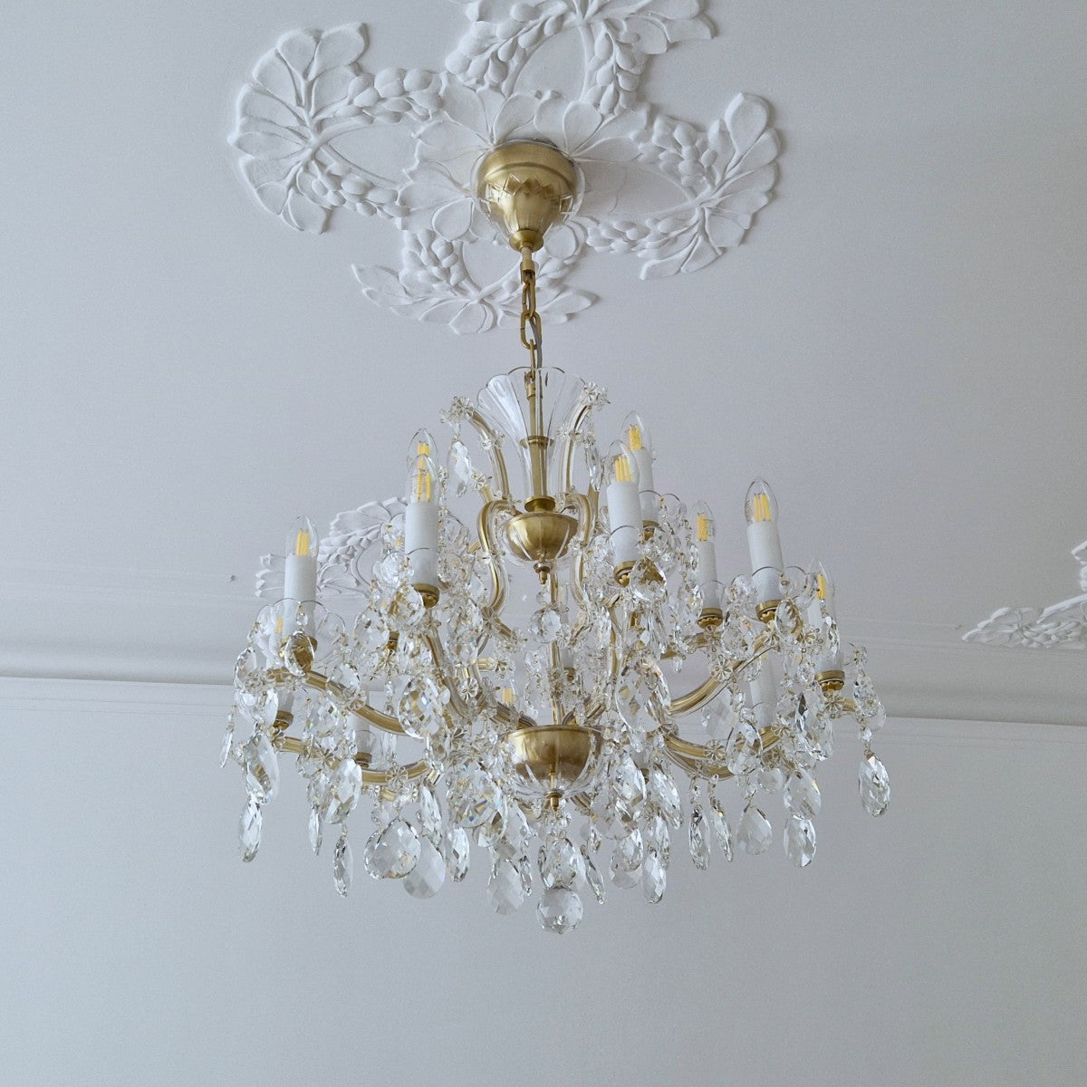 15-flame Teresian chandelier with crystal almonds and matte gold metal