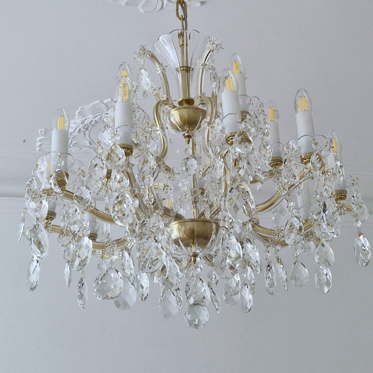 15-flame Teresian chandelier with crystal almonds and matte gold metal