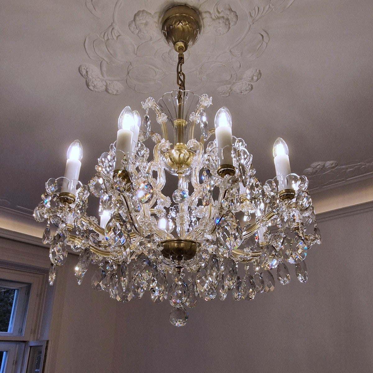 15-flame Teresian chandelier with crystal almonds and matte gold metal