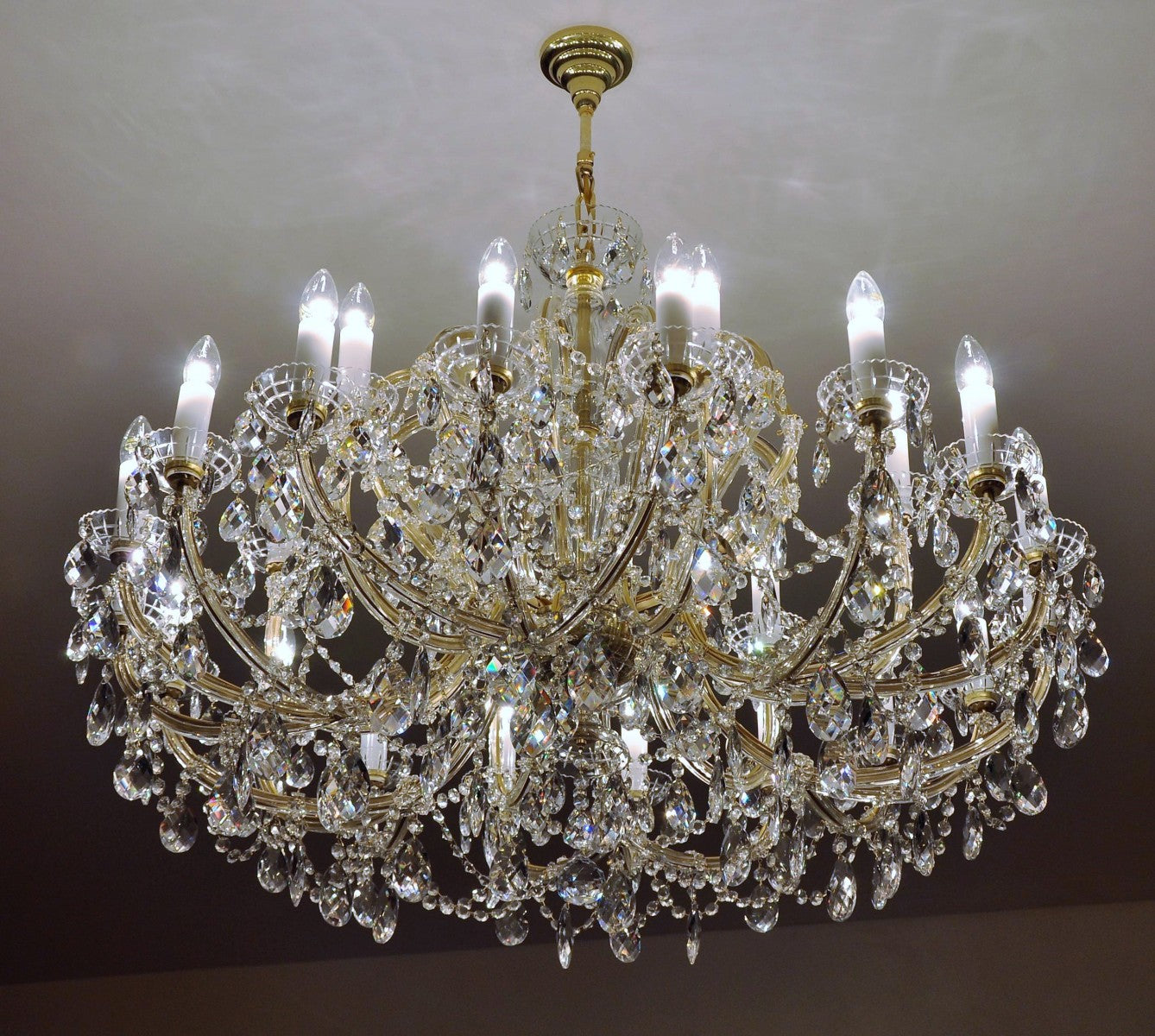 24-flame Maria Theresa crystal chandelier with the square hand-cut
