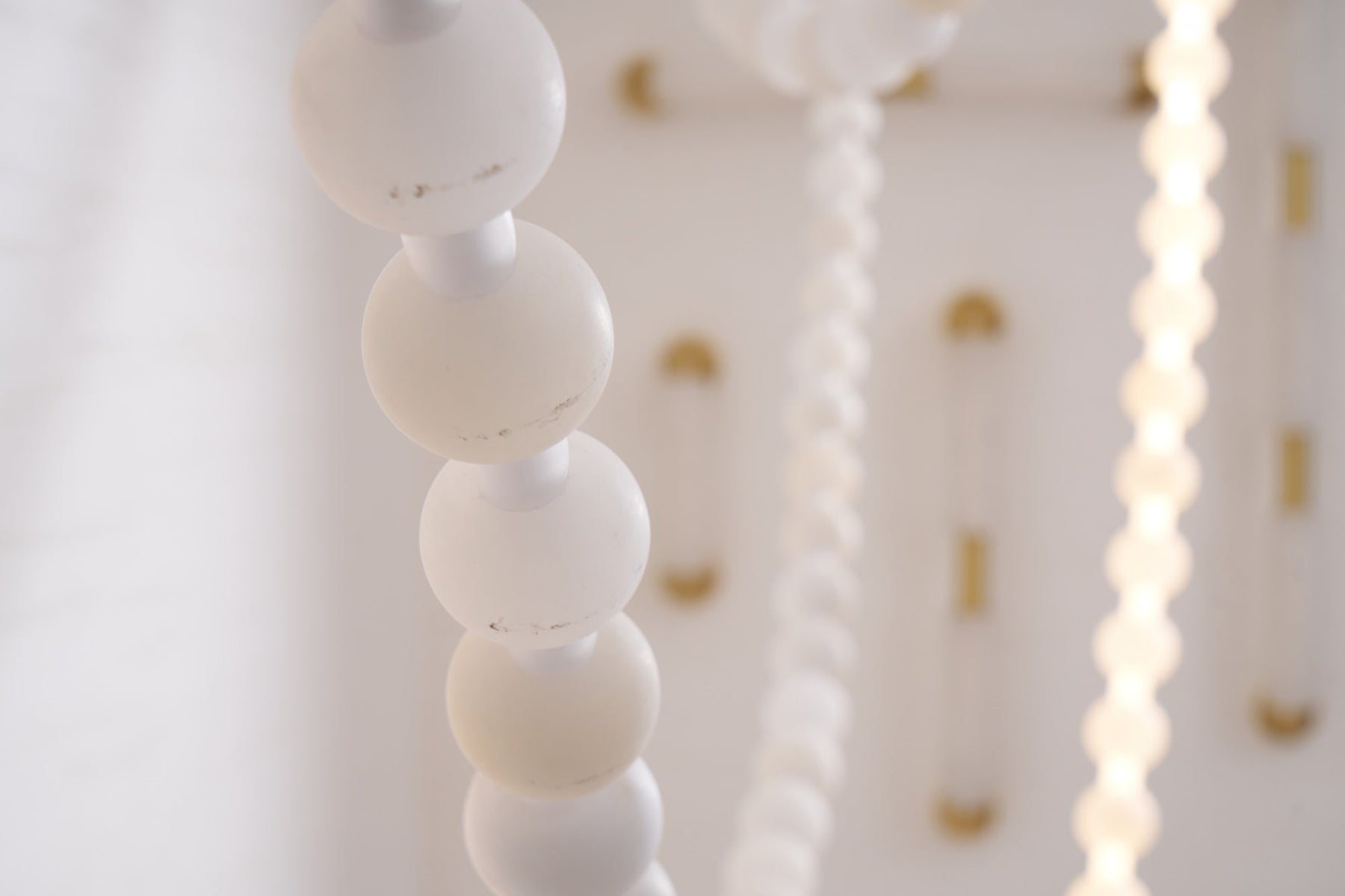 Alabaster Pearl Necklace Chandelier - 4 - Strips L 145.7″ + 116.9″ + 220.5″ + 244.9″Gold & WhiteMerlinlamps